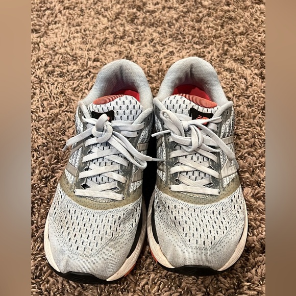 Women’s New Balance running shoes - Picture 2 of 5